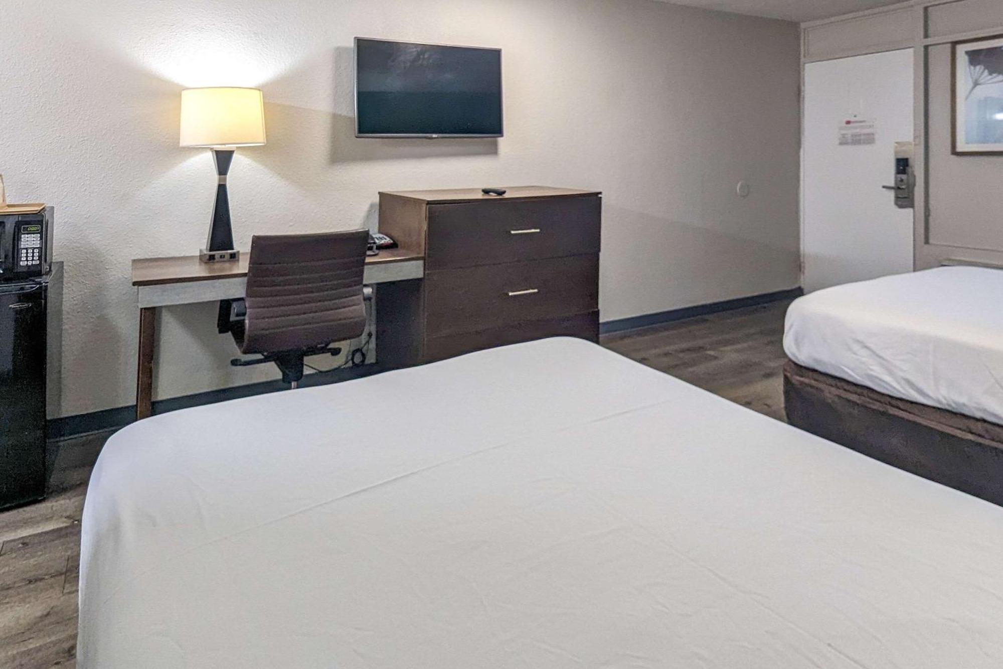 Rodeway Hotel 2*